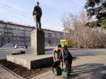 Коммунисты Дзержинского района провели субботник у памятника Феликсу Дзержинскому